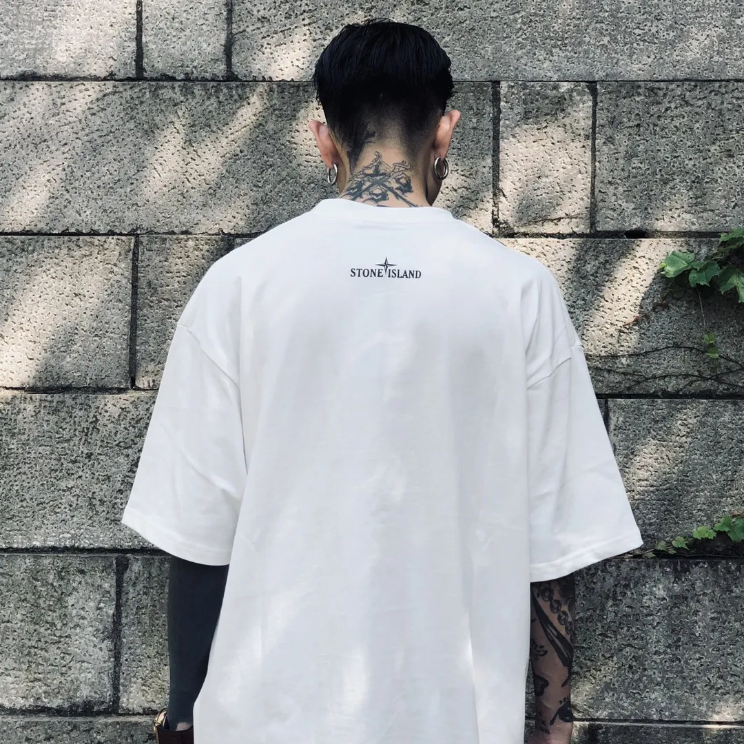 W625#P110💰 [Stone lsland/Stone Island summer new chest broken grid compass printed short-sleeved T-shirt] ⚠️[Original creation, high control of details] - Made of 260 grams of combed cotton, 32 count double yarn, soft and comfortable to the touch, sweat-absorbent and breathable. - Simple, basic and versatile style, original quality, the first choice for couples. - Made in a large factory, four needles and five threads on the shoulder, neatly arranged, high quality workmanship. - Same style for men and women. Very versatile, one piece for everyone, details are clearly visible. Color: Black White Size: M L
